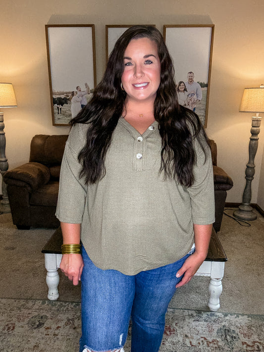 Curvy Crisp Morning Top in Olive